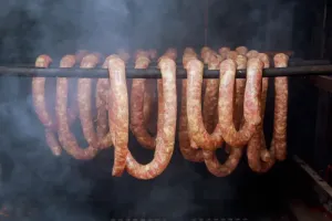 Wędzenie w sezonie grillowym: Rozszerzenie możliwości kulinarnych w ogrodzie przy użyciu wędzarek z metalu