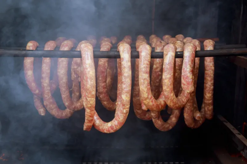 Wędzenie w sezonie grillowym: Rozszerzenie możliwości kulinarnych w ogrodzie przy użyciu wędzarek z metalu